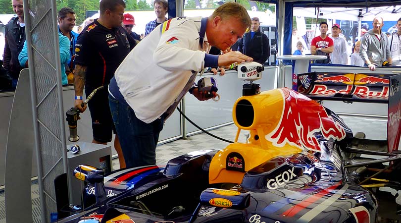 Pål Vindfallet, fester et av deres 360 graders kameraer på en formel1-bil tilhørende Red Bull. FOTO: MAKING VIEW AS