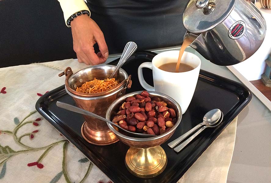 Niru Kumra fra Masala Magic serverer chai med indisk snacks. FOTO: ROBERT W. SHAW, INKUBATOREN.NO