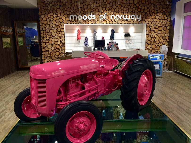Traktor i butikken til Moods of Norway. FOTO: Robert W. Shaw, Inkubatoren.no