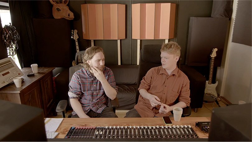 Fra venstre: Jonas Kjølstad og Øystein Kind, ved miskebordet i studioet deres At The Loft Records, FOTO: NORDEA